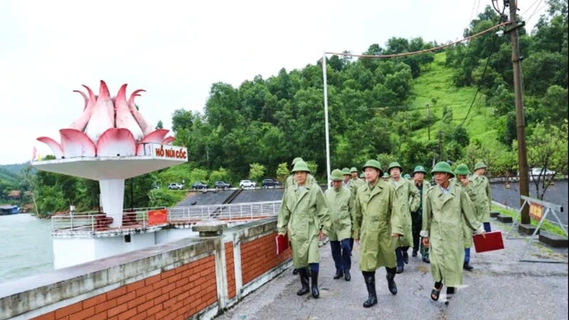 Chủ tịch Ủy ban nhân dân tỉnh Thái Nguyên Nguyễn Huy Dũng kiểm tra vận hành xả lũ, bảo đảm an toàn hồ Núi Cốc.