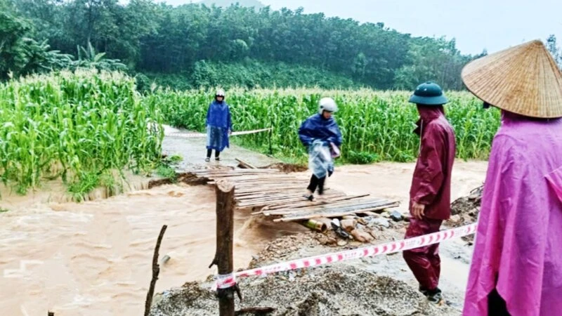 Dân quân và người dân xã Văn Lăng tìm kiếm cháu bé dọc suối Khe Mong.