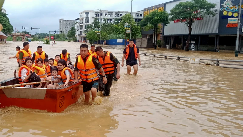 Hỗ trợ người dân trong lũ do ảnh hưởng của bão số 3 ở Thái Nguyên. (Ảnh: THẾ BÌNH)