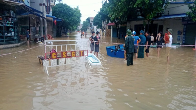 Người dân Thái Nguyên vất vả vượt qua lũ lớn.