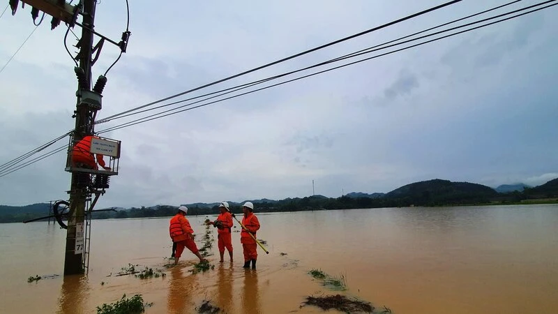 Lúc cao điểm, toàn tỉnh Thái Nguyên có 265 nghìn khách hàng mất điện.