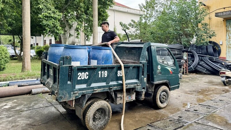 Trong những ngày lũ lụt, Công ty cổ phần Nước sạch Thái Nguyên cấp nước sạch miễn phí cho người dân, cơ quan.