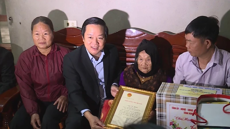 Đồng chí Phạm Quang Ngọc, Phó Bí thư Tỉnh ủy, Chủ tịch Ủy ban nhân dân tỉnh Ninh Bình thăm, tặng quà Tết cho người cao tuổi ở huyện Nho Quan (Ninh Bình).