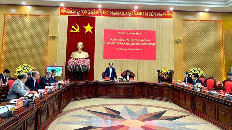 Quang cảnh buổi làm việc của Bộ trưởng Ngoại giao Bùi Thanh Sơn tại tỉnh Ninh Bình.