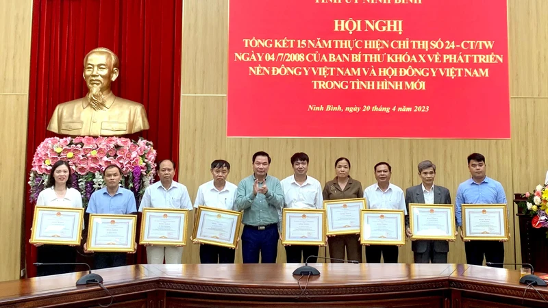 Ủy ban nhân dân tỉnh Ninh Bình tặng bằng khen cho các cá nhân có thành tích xuất sắc trong thực hiện Chỉ thị số 24 của Ban Bí thư.