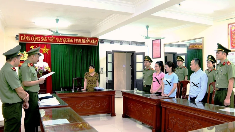 Công an tỉnh Ninh Bình công bố Quyết định khởi tố các bị can vi phạm mua bán trái phép hóa đơn, trốn thuế. 