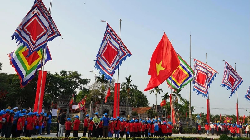 Đông đảo nhân dân và du khách tham gia lễ hội đền Thánh Nguyễn. (Ảnh: Lê Hồng)