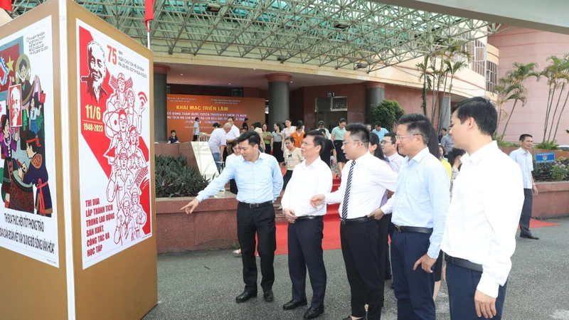 Cán bộ và nhân dân Ninh Bình tham quan Triển lãm tranh cổ động Kỷ niệm 75 năm Ngày Chủ tịch Hồ Chí Minh ra Lời kêu gọi Thi đua ái quốc. (Ảnh: Minh Quang)