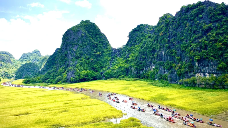 Du khách về thăm Ninh Bình trong Tuần du lịch "Sắc vàng Tam Cốc-Tràng An" năm 2023. (Ảnh: Lê Hồng)