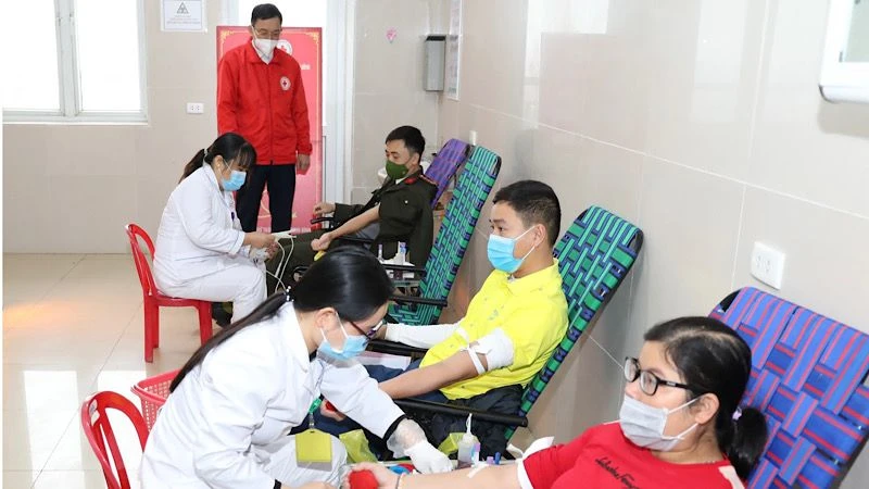 Tình nguyện viên hiến máu tại Ninh Bình. (Ảnh: Minh Quang)