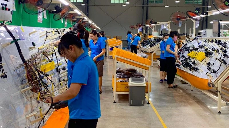 Sản xuất dây cáp điện ô-tô ở Công ty TNHH Esmo Vina, cụm công nghiệp Gia Phú, huyện Gia Viễn, Ninh Bình. (Ảnh: Xuân Trường)