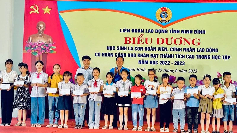 Lãnh đạo Liên đoàn Lao động tỉnh Ninh Bình trao quà cho các học sinh. (Ảnh: XUÂN TRƯỜNG)