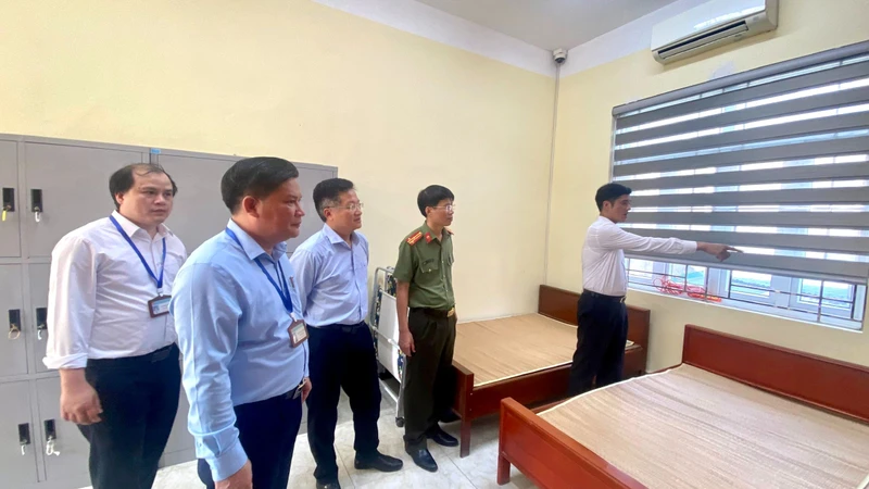 Ban Chỉ đạo Kỳ thi tốt nghiệp trung học phổ thông năm 2023 của tỉnh Ninh Bình kiểm tra cơ sở vật chất tại các điểm thi. 