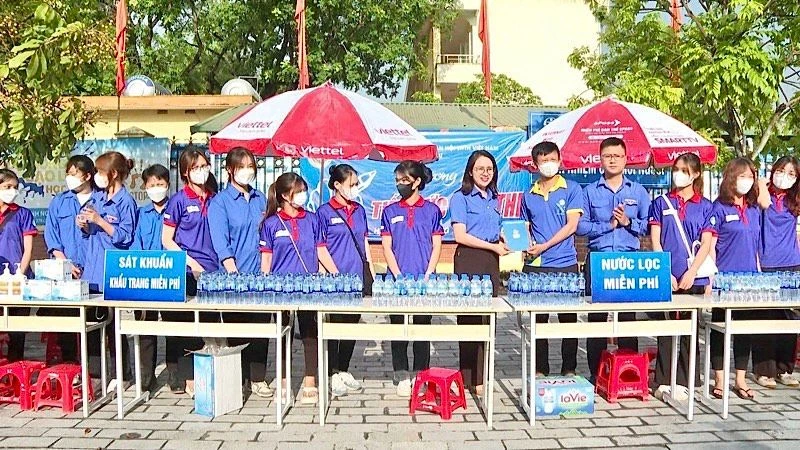 Lãnh đạo Tỉnh đoàn Ninh Bình động viên đội hình tiếp sức mùa thi tốt nghiệp trung học phổ thông năm 2023. 
