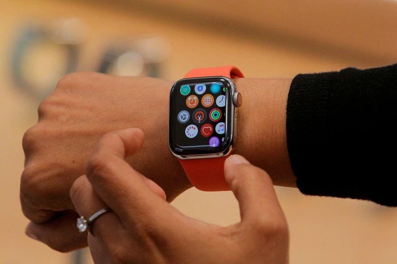 Nhân viên của Apple Store giới thiệu mẫu đồng hồ Apple ở New York, Mỹ. Ảnh: Reuters