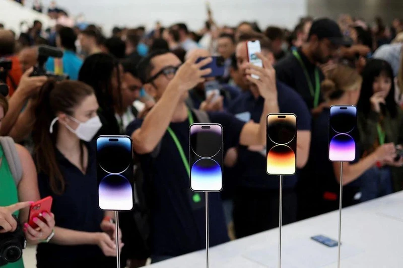 Khách xem iPhone 14 mới tại lễ ra mắt của Apple tại trụ sở chính ở Cupertino, California, Mỹ, ngày 7/9. Ảnh: REUTERS