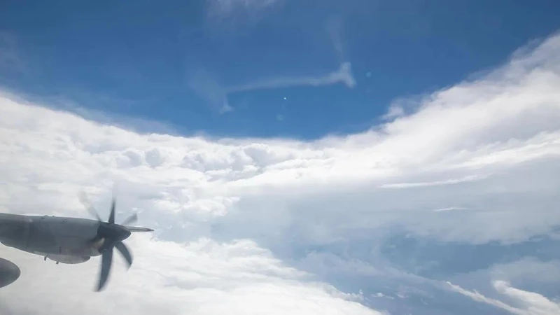 Mây xếp chồng lên nhau bên trong mắt của cơn bão Ian ngày 28/9. Ảnh chụp trên máy bay. Nguồn: NOAA