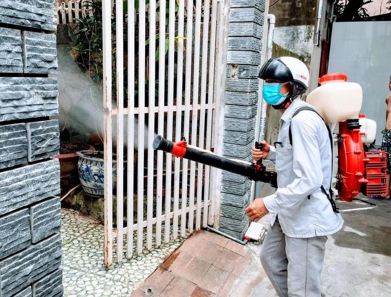 Phun hóa chất diệt muỗi tại các ổ dịch trên địa bàn quận Ngô Quyền, Hải Phòng. 