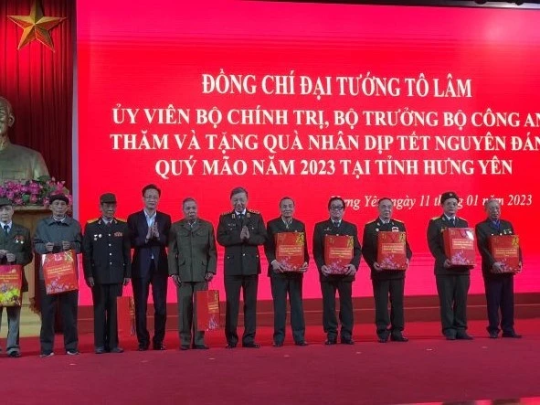 Đồng chí Tô Lâm cùng lãnh đạo tỉnh Hưng Yên đã trao quà cho người có công, gia đình chính sách ở tỉnh Hưng Yên. 