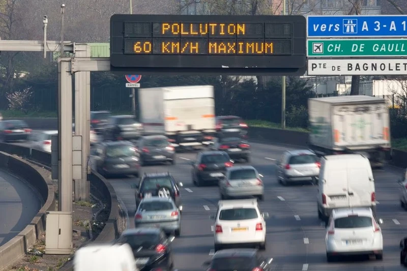 Biển báo điện tử có nội dung "Ô nhiễm, giới hạn tốc độ 60km" trên đường vành đai Paris, Pháp. Ảnh: Reuters