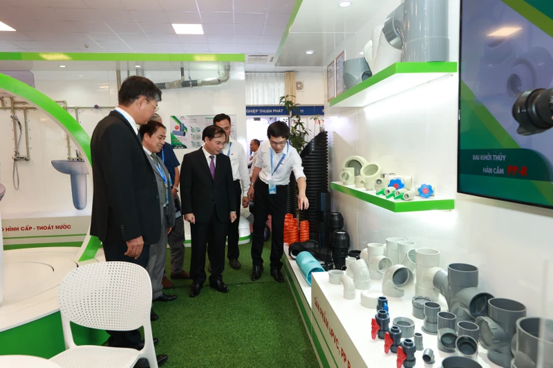 Thứ trưởng Bộ Xây dựng Nguyễn Văn Sinh thăm các gian trưng bày sản phẩm tại Vietnam Water Week 2022.