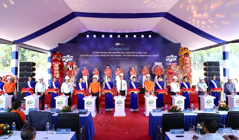 Động thổ Tổ hợp Trung tâm nghiên cứu, sản xuất và đào tạo chuyên gia công nghệ FPT Software tại Quy Nhơn, Bình Định.