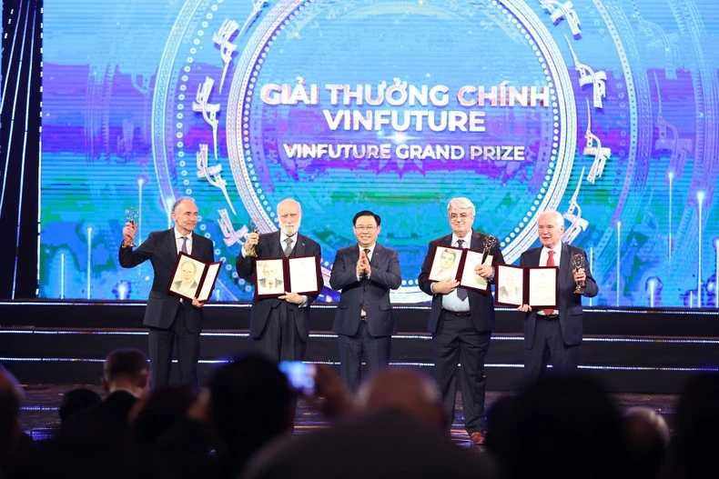 Chủ tịch Quốc hội Vương Đình Huệ trao Giải thưởng Chính (VinFuture Grand Prize) 2022 cho các nhà khoa học đạt giải. 