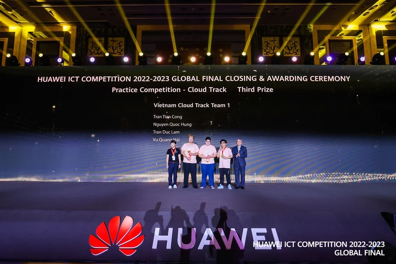 Đội Việt Nam xuất sắc giành giải Ba cuộc thi Huawei ICT Competition 2022-2023.