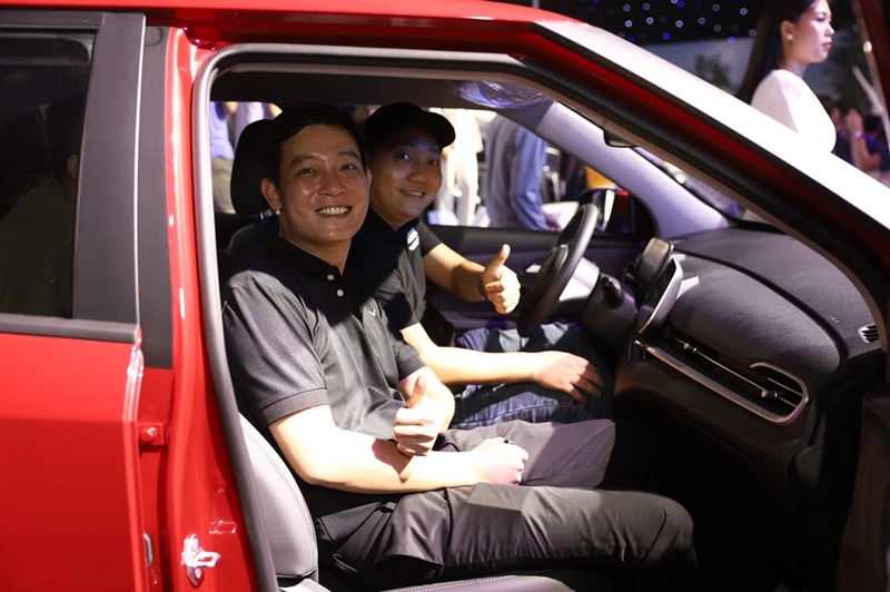 Khách hàng được lái thử xe điện VinFast tại Triển lãm VinFast - Vì tương lai xanh từ ngày 7 đến 9/7 tại Hà Nội.