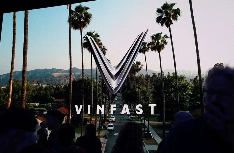 Logo VinFast hiển thị trên màn hình trong ngày họp báo tại Triển lãm ô-tô Los Angeles, California, Mỹ ngày 17/11/2022. Ảnh: Reuters