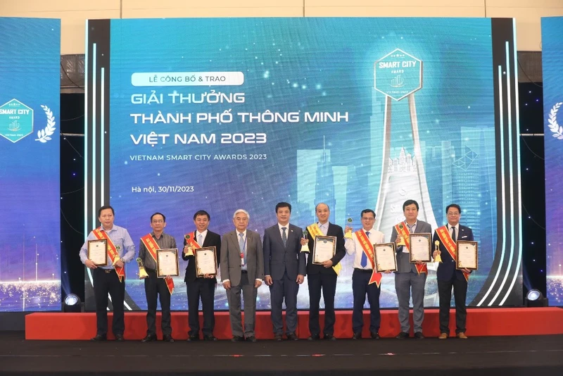 TS Nguyễn Quân, nguyên Bộ trưởng Khoa học và Công nghệ và ông Nguyễn Văn Khoa, Chủ tịch VINASA trao Giải thưởng Thành phố thông minh Việt Nam 2023.