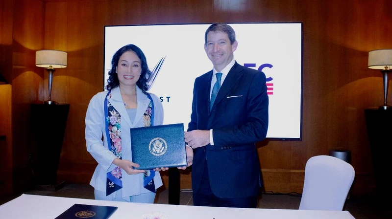Tổng Giám đốc toàn cầu VinFast Lê Thị Thu Thủy và CEO của DFC Scott Nathan tại buổi ký kết Ý định thư.
