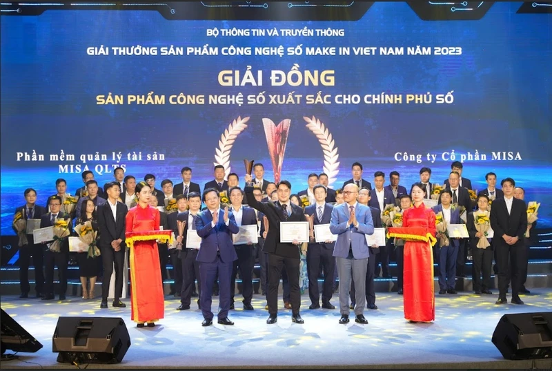 Ông Trần Mạnh Dũng đại diện Khối Kinh doanh Hành chính sự nghiệp của MISA nhận giải Đồng ở hạng mục Sản phẩm số xuất sắc cho Chính phủ số với MISA QLTS.