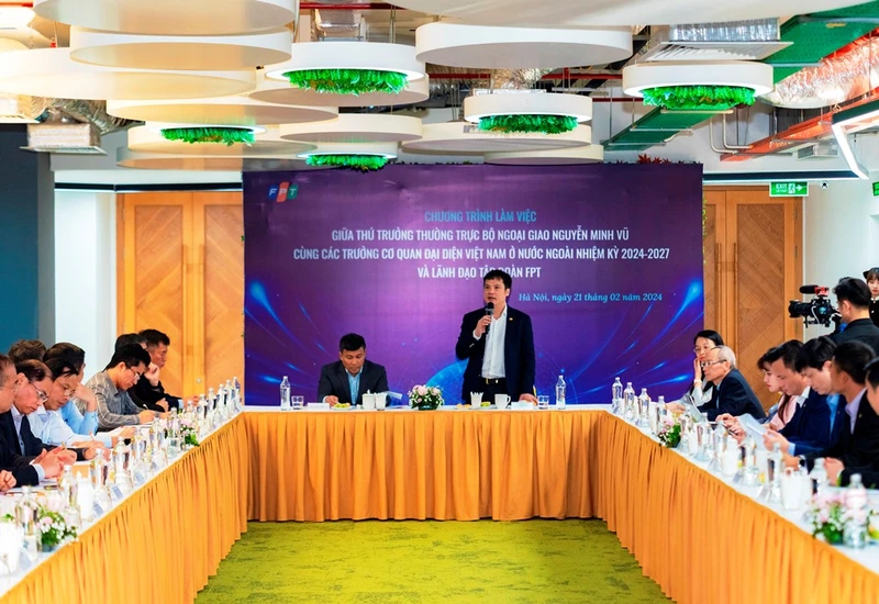 Đoàn Trưởng cơ quan đại diện Việt Nam ở nước ngoài nhiệm kỳ 2024-2027 thăm và làm việc tại Tập đoàn FPT.