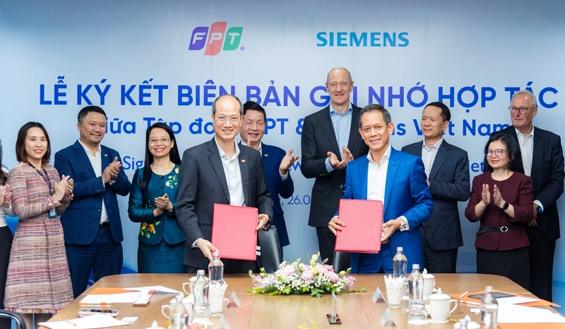 Đại diện Siemens, ông Phạm Thái Lai, Chủ tịch kiêm Tổng giám đốc Siemens ASEAN và Việt Nam ký kết biên bản ghi nhớ về hợp tác với đại diện Tập đoàn FPT, ông Nguyễn Thế Phương, Phó Tổng giám đốc Tập đoàn.