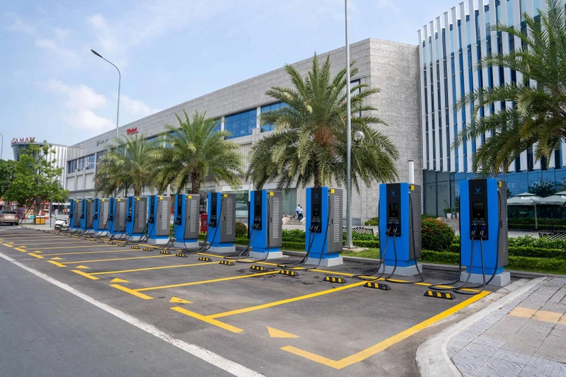 Công ty V-GREEN sẽ phát triển hệ thống trạm sạc cho xe điện VinFast trên toàn cầu, đồng thời cam kết đầu tư thêm 10.000 tỷ đồng trong 2 năm tới để phát triển, nâng cấp hệ thống trạm sạc sẵn có của VinFast tại Việt Nam.