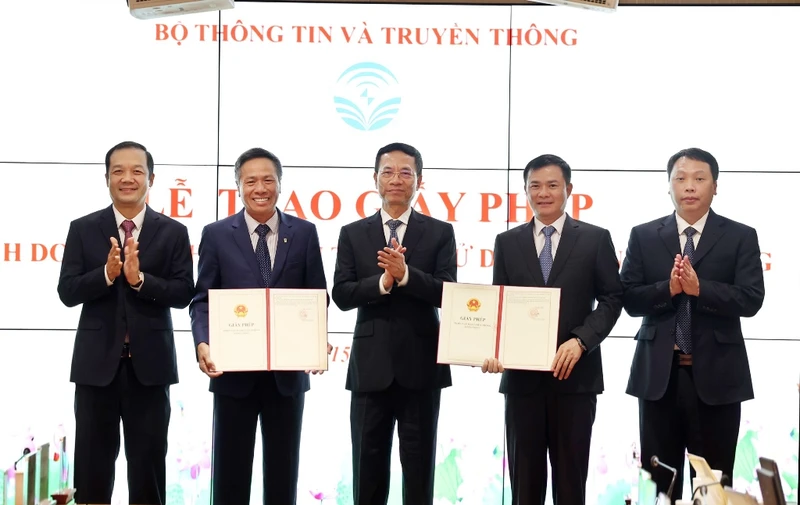 Bộ trưởng Thông tin và Truyền thông Nguyễn Mạnh Hùng trao giấy phép 5G cho 2 nhà mạng Viettel và VNPT.