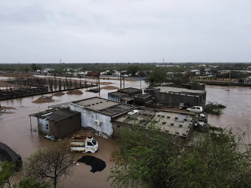 Ngôi làng ở Mokhada, bang Gujarat, phía tây Ấn Độ bị ngập lụt sau khi bão Biparjoy đổ bộ ngày 16/6/2023. Ảnh: Reuters.