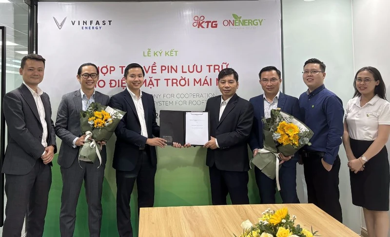 Ông Võ Lê Duy Đức, Giám đốc Đầu tư và Phát triển Năng lượng VinFast (bên trái) và ông Trần Ngọc Tuấn Khanh, Tổng Giám đốc Công ty ON Energy ký kết thỏa thuận hợp tác.