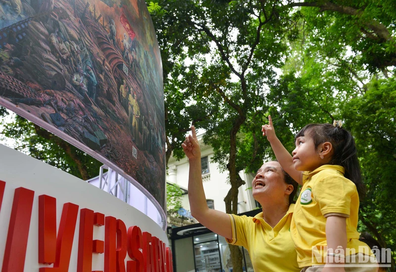 Cô và trò trường Mầm non Tháng Tám tham quan Triển lãm tương tác tranh panorama kỷ niệm 70 năm Chiến thắng Điện Biên Phủ tại trụ sở Báo Nhân Dân.
