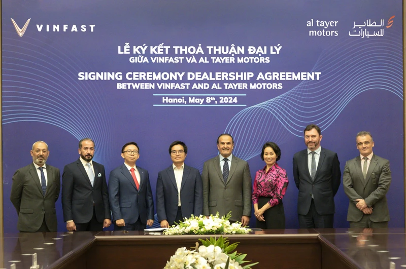 Ông Tạ Xuân Hiển, Tổng Giám đốc VinFast Trung Đông (đứng thứ 4 từ bên trái), và ông Saeed Al Tayer, Tổng Giám đốc Al Tayer Motors (đứng thứ 4 từ bên phải), cùng đại diện hai bên tại lễ ký kết.