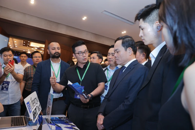 Phó Thủ tướng Trần Lưu Quang tham quan các gian hàng triển lãm bên lề Vietnam - Asia DX Summit 2024.