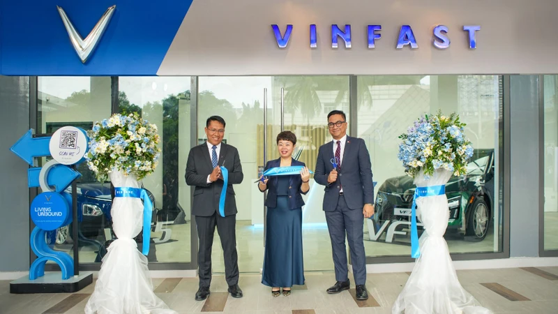 Tổng giám đốc VinFast Philippines Nguyễn Thị Minh Ngọc (giữa) cắt băng khánh thành chính thức khai trương cửa hàng đại lý đầu tiên của VinFast tại Philippines.