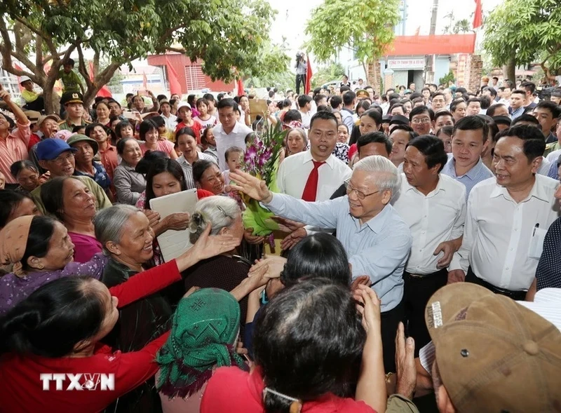 Tổng Bí thư Nguyễn Phú Trọng với nhân dân tại thôn Thượng Điện, xã Vĩnh Quang, huyện Vĩnh Bảo, Thành phố Hải Phòng ngày 15/11/2017. (Ảnh: TTXVN)