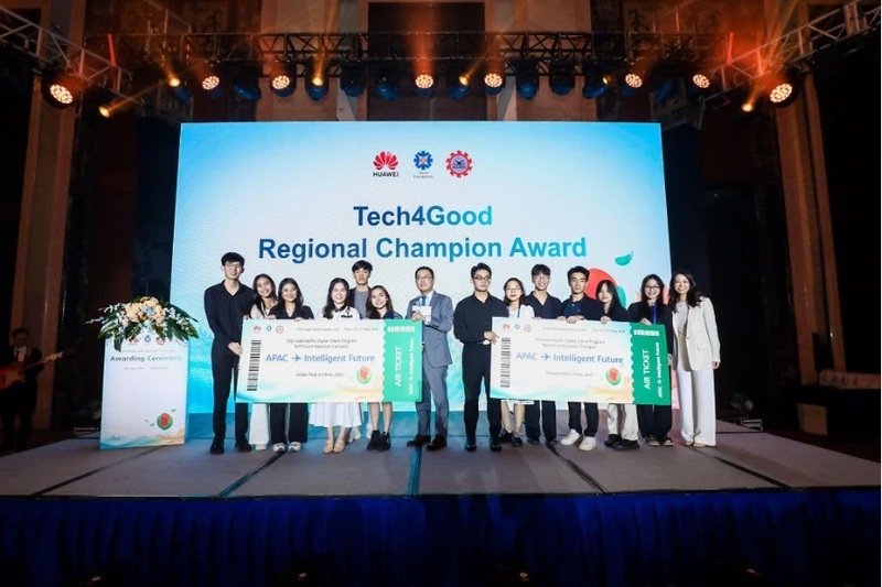 Đội Việt Nam và đội Campuchia cùng xuất sắc dành giải nhất tại cuộc thi Tech4Good, vượt qua 23 đội đến từ 23 quốc gia để tiến vào vòng Chung kết toàn cầu.