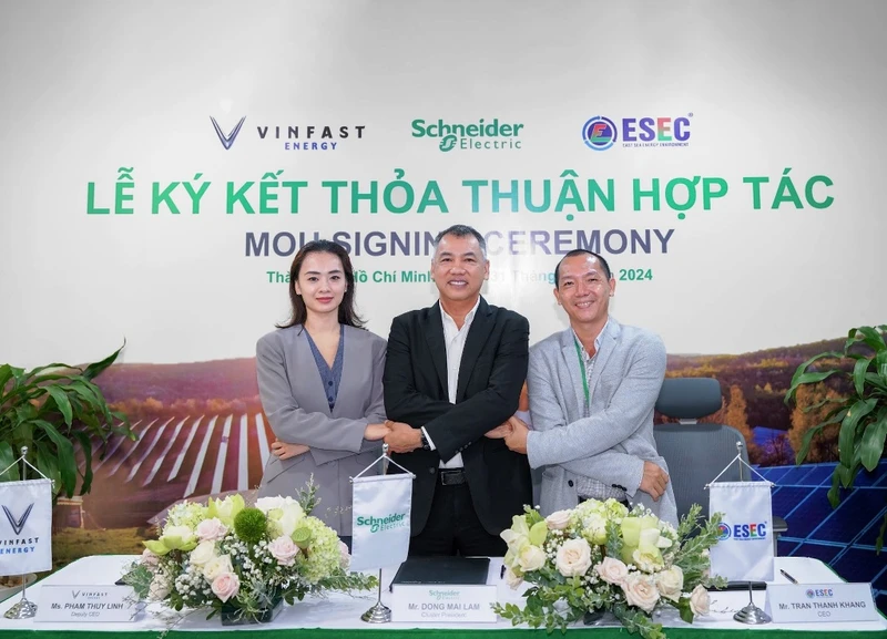 Lãnh đạo VinFast Energy, Schneider Electric và ESEC tại lễ ký kết.