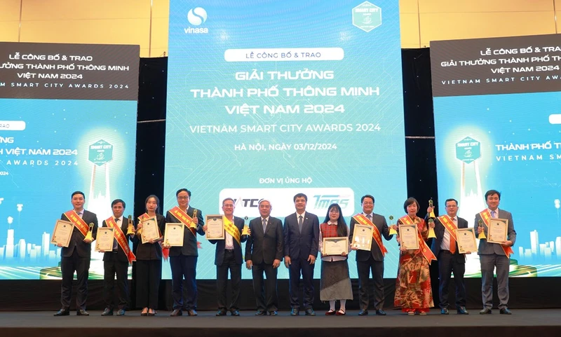  Ban Tổ chức vinh danh và trao tặng giải thưởng Thành phố thông minh Việt Nam năm 2024 cho các thành phố đoạt giải.