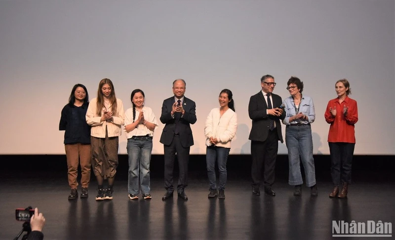 Đại sứ Việt Nam tại Pháp Đinh Toàn Thắng và các tác giả phim tài liệu Việt Nam được trình chiếu tại Festival Phim thực tế 2023. (Ảnh: MINH DUY)