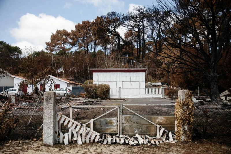 Một ngôi nhà bị thiêu rụi hoàn toàn trong trận hỏa hoạn hồi tháng 7 năm 2022, đối diện với Hồ Cazaux, ở thành phố La Teste-de-Buch, vùng Gironde. (Ảnh: LeMonde)