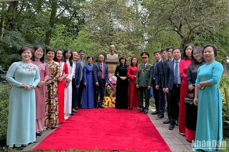 Đoàn đại biểu Đại sứ quán Việt Nam và các cơ quan đại diện Việt Nam tại Pháp chụp hình lưu niệm tại buổi lễ dâng hoa tưởng niệm Chủ tịch Hồ Chí Minh trong công viên Montreau, thành phố Montreuil.
